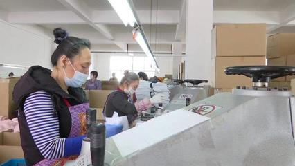 胶州孚美昌 “扶贫车间”里的巾帼力量，一年创收250万